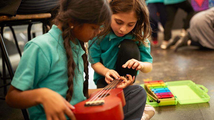 students engaged in formative assessment in the music classroom